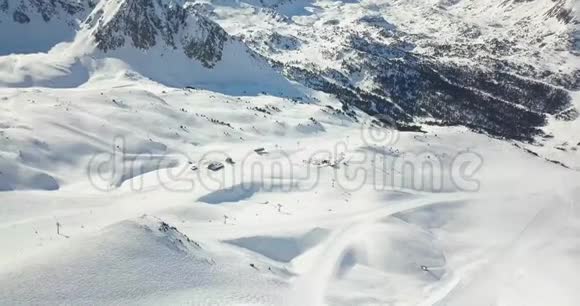 欧洲滑雪胜地雪山视频的预览图