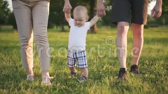 美国家庭与可爱的婴儿在绿色公园户外散步视频的预览图