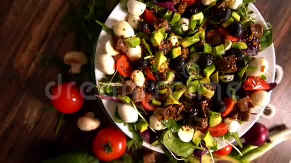 鲜肉和牛油果沙拉和橄榄视频的预览图