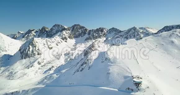 欧洲滑雪胜地雪山视频的预览图