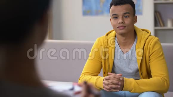 非裔美国青少年访问心理治疗师成功克服问题视频的预览图