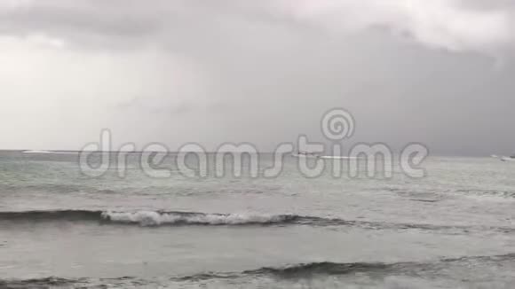 带雨的热带海滩视频的预览图