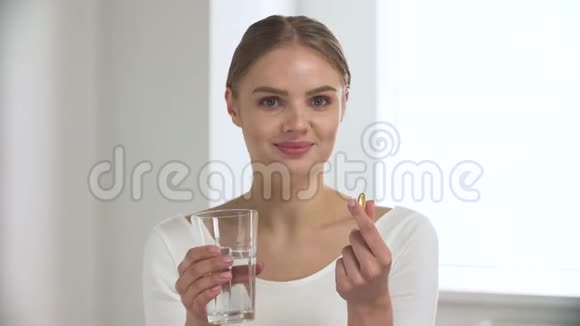 女人吃药喝白色内部玻璃水视频的预览图