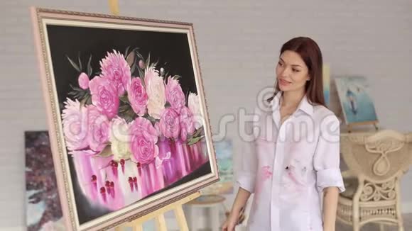 一个艺术家女孩的肖像靠近一幅有牡丹花的画视频的预览图