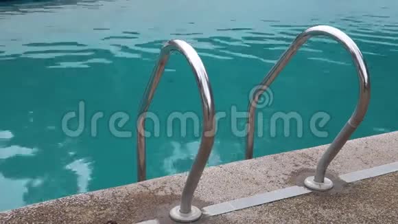 游泳池梯子视频的预览图