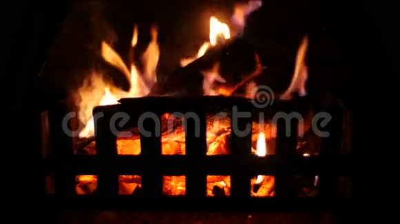 温暖的舒适壁炉视频的预览图