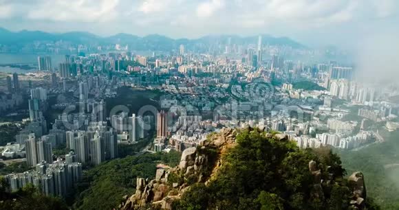 男子从狮子山拍摄香港城市景观视频的预览图