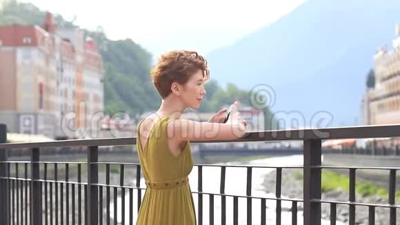 一个漂亮的女人在旅行时使用智能手机旅游度假城市视频的预览图