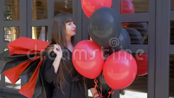 购物愉快时髦的红唇女孩在街上拿着气球和很多包裹视频的预览图