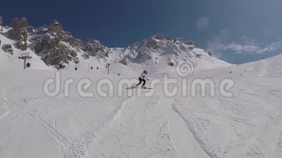 在高山滑雪场上从冬季的高山斜坡上滑下来视频的预览图