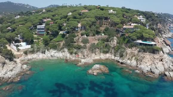 蓝色小海湾岩石海滩的无人机景视频的预览图