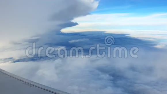 云天形在飞机窗口上方视频的预览图
