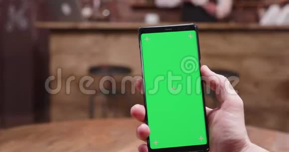 快速移动视差镜头手机与绿色屏幕上显示视频的预览图