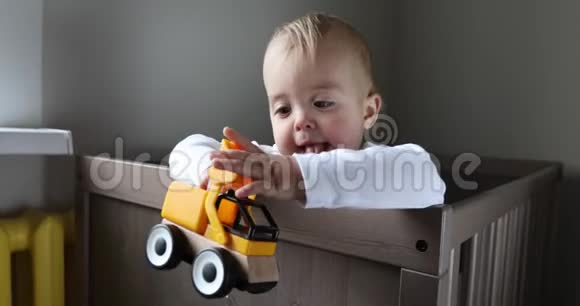 幼儿男孩玩彩色玩具拖拉机视频的预览图