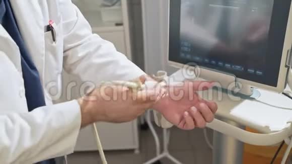 一家医院的贴身医生穿着无菌衣服戴着口罩手上拿着诊断设备视频的预览图