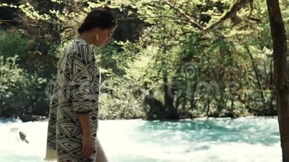 女人站在河边女人在美丽的风景中欢乐视频的预览图