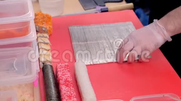 厨师用鸡肉和黄瓜做面包做卷纸双手特写视频的预览图