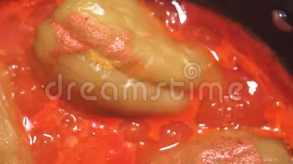 在番茄酱中加入肉末的辣椒特写食品准备视频的预览图