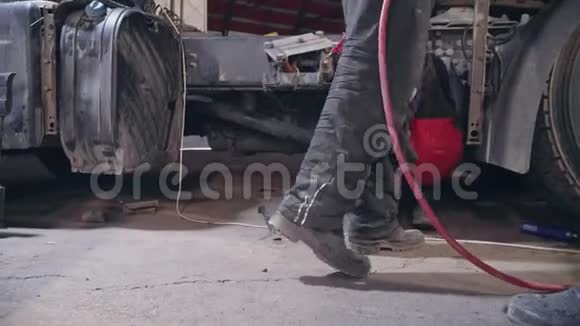 一名机械师和工人在车站修理一辆卡车视频的预览图