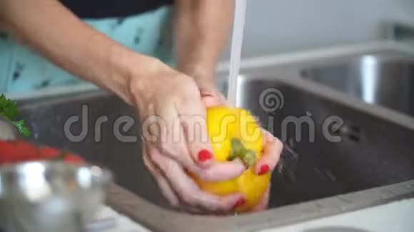 女人洗手盆里洗胡椒视频的预览图