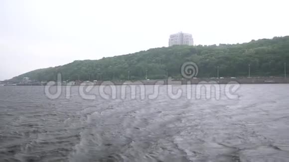 基辅乌克兰从船上慢雨的河流视频的预览图