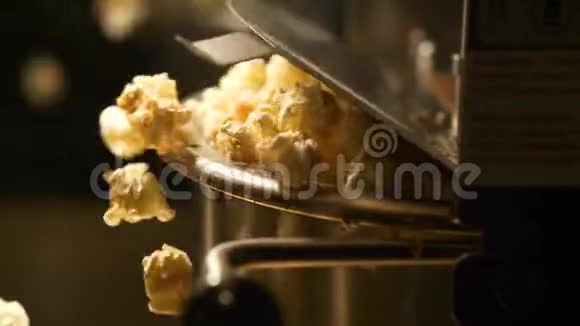 一家电影院里刚出炉的烤玉米炸出来视频的预览图