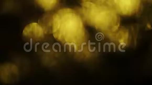 黄色的眩光在黑暗中闪烁抽象的创作背景视频的预览图