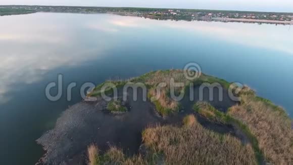 蓝色湖泊中的云和天空视频的预览图