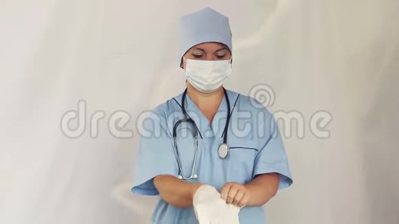 女医生双手戴手套拍摄中期计划视频的预览图