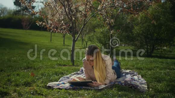 在春天公园读一本书的美女视频的预览图