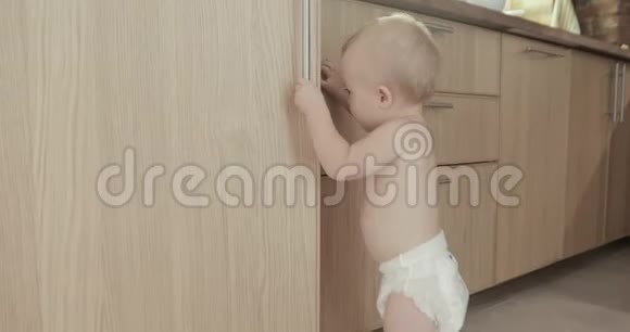厨房里的幼儿打开橱柜视频的预览图