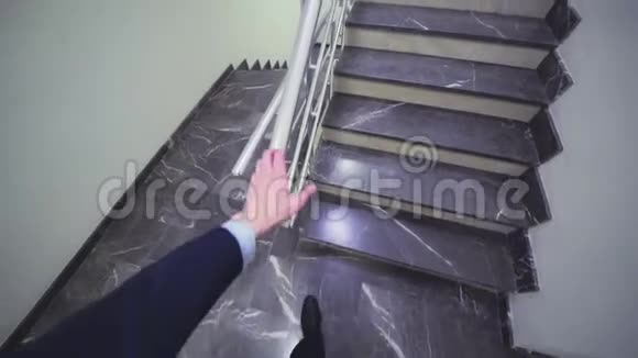 员工上楼梯到同事落地头摄像头视频的预览图