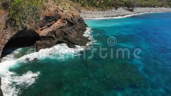 巴厘岛有岩石石头和蓝色海洋的空中景观视频的预览图