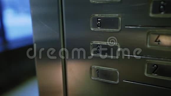 在电梯控制面板上按下按钮视频的预览图