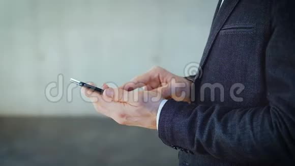 商业信息搜索男子手刷手机视频的预览图