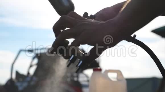 机械手在车上喷水清洗车上的细节人工作用喷雾瓶修理工视频的预览图