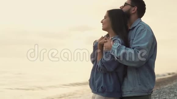 情侣们站在海边情侣们欣赏美丽的自然风光视频的预览图