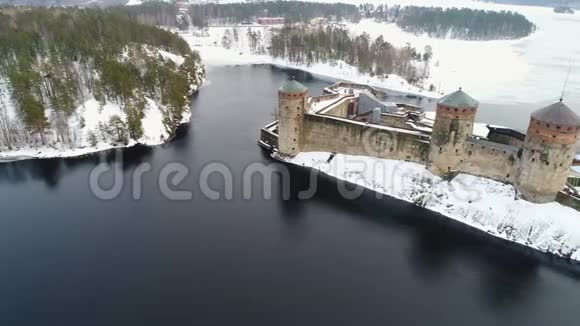 老奥拉文林那城堡阴天三月天航拍视频芬兰萨文林纳视频的预览图