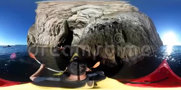 皮艇上的游客在洞穴中航行360度相机视频的预览图