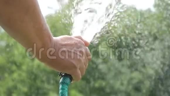 一只手在花园里用浇水软管视频的预览图