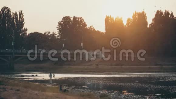 日落时分人们在河边散步视频的预览图