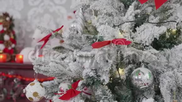美丽的圣诞树旁边有壁炉视频的预览图