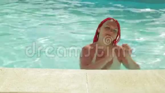 一个扎着辫子的晒黑的女人在游泳池里跳舞视频的预览图