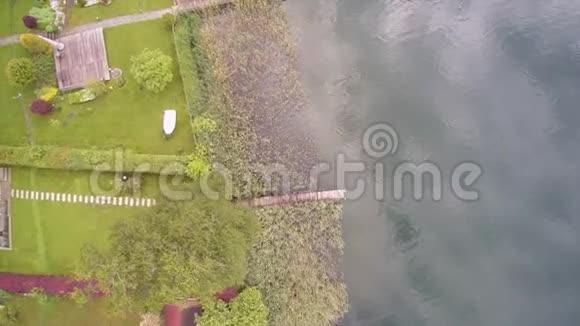 无人驾驶飞机观看奥地利湖Ossiacher海与芦苇甘蔗和同行视频的预览图