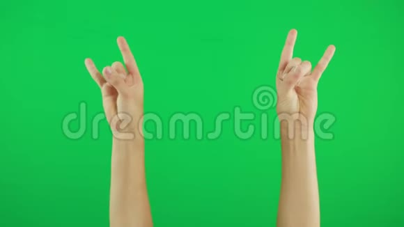 绿色背景上的男性OK手势视频的预览图