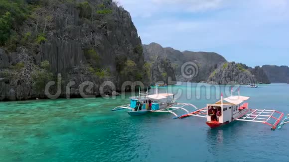 Coron岛TwinLagoons的绿色泻湖和旅游船视频的预览图