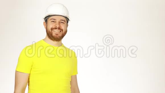 黄色T恤和安全帽的欢快建筑工程师或建筑师肖像视频的预览图