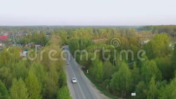 在中部气候带道路和周围村庄的鸟瞰湖视频的预览图