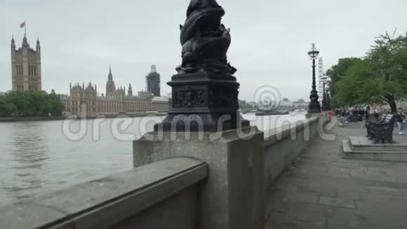 伦敦英国威斯敏斯特宫英国议会大厦泰晤士河大本钟步行视频的预览图