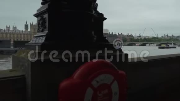 伦敦英国威斯敏斯特宫英国议会大厦泰晤士河大本钟步行视频的预览图